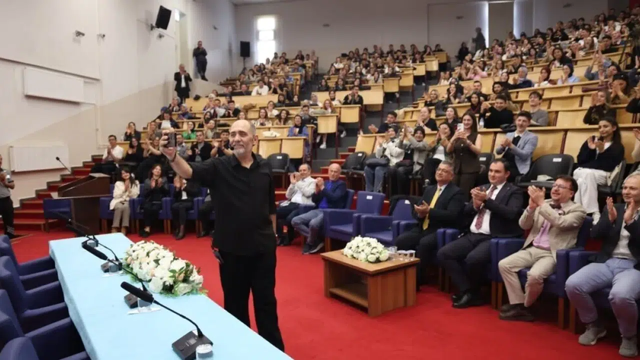 Polis üniformasıyla sanatın estetiğini buluşturdu: Ahmet Sula gençlere  kendini bulma  rehberi sundu