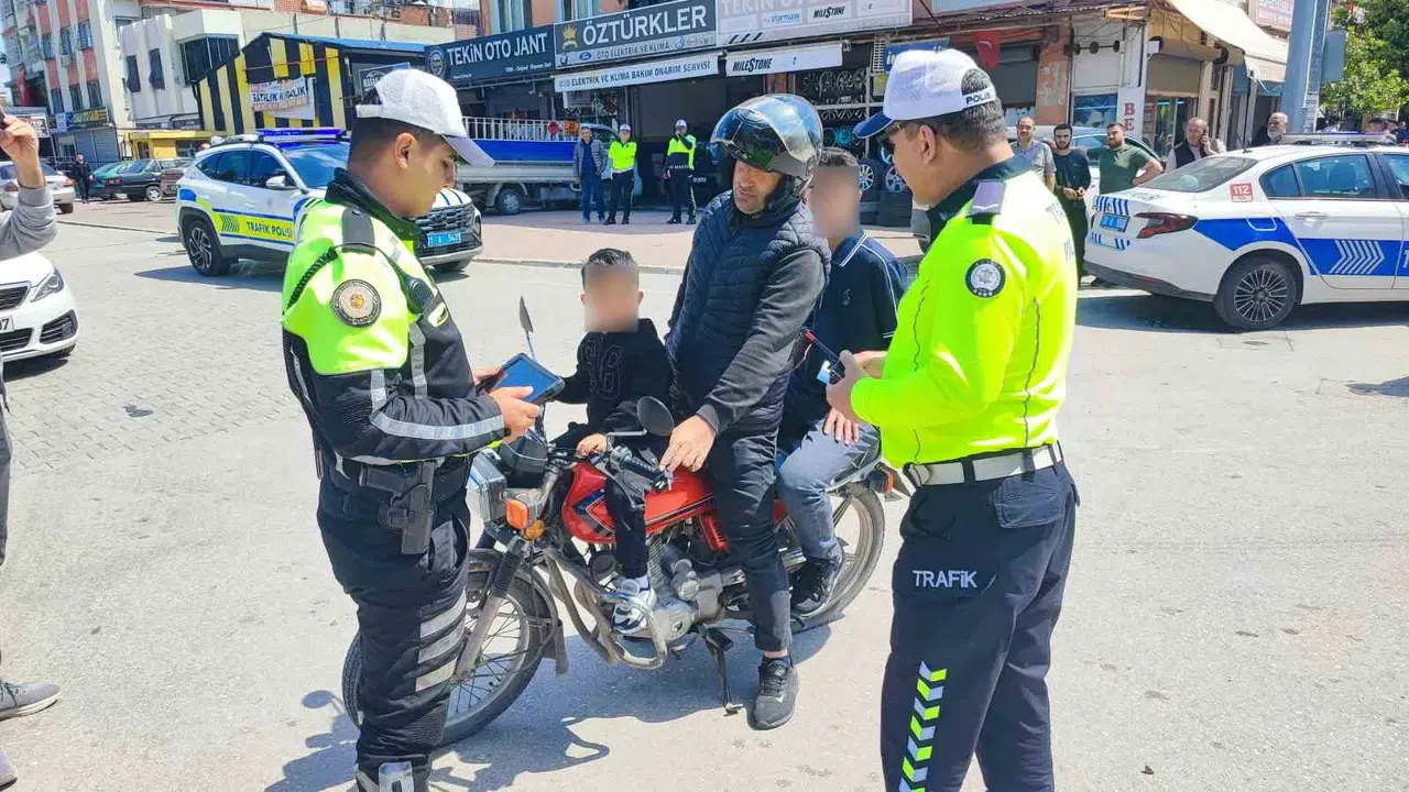 Adana'da yürekleri ağza getiren manzara: Babaya ceza, küçük çocuğa moral hediyesi