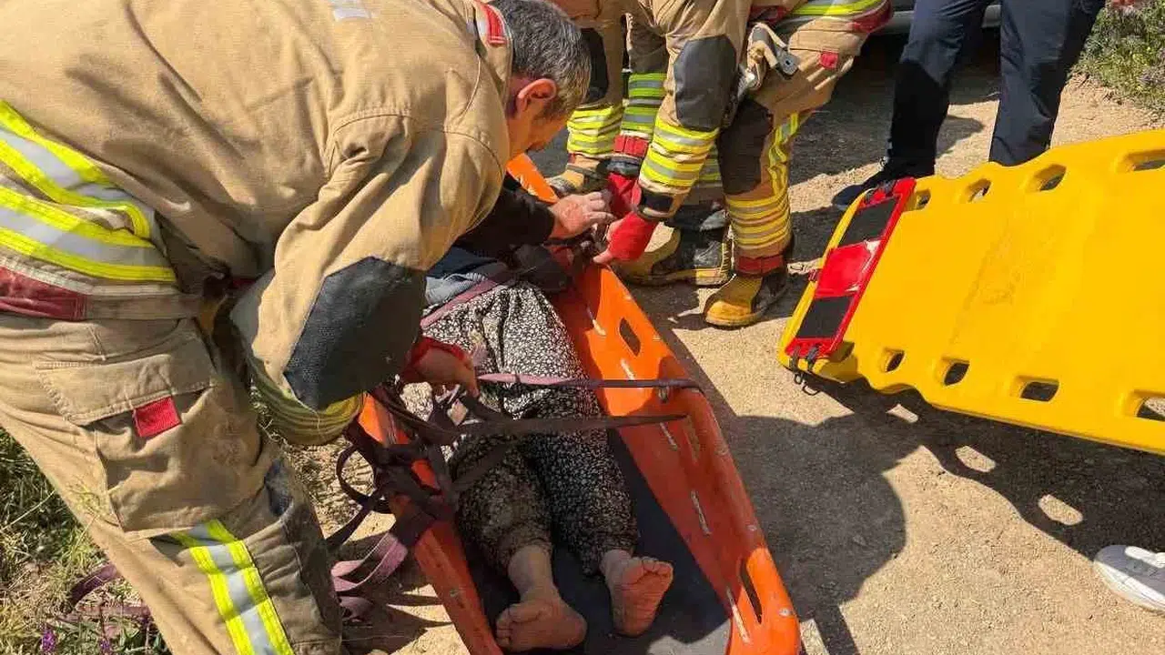 Antakya’da korku dolu anlar: Devrilen traktörün altında kalan kadın için seferberlik