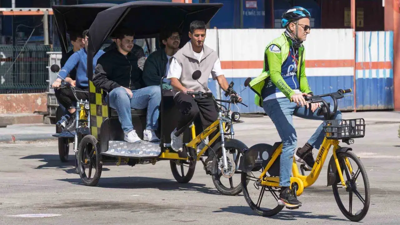 İzmir’in sokaklarında yeni dönem: Üniversiteliler direksiyona geçiyor, karbon ayak izi siliniyor