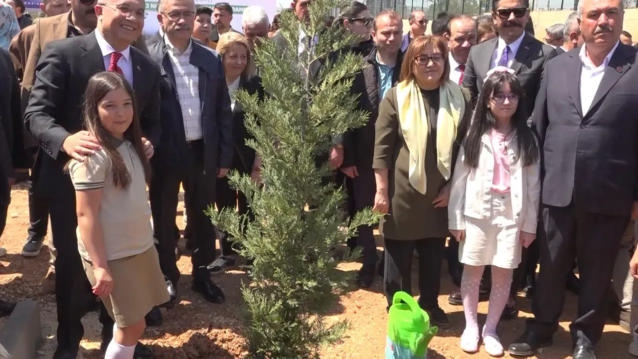 Gaziantep’te 23 Nisan coşkusu: Çocuklar geleceğe nefes olacak fidanları toprakla buluşturdu