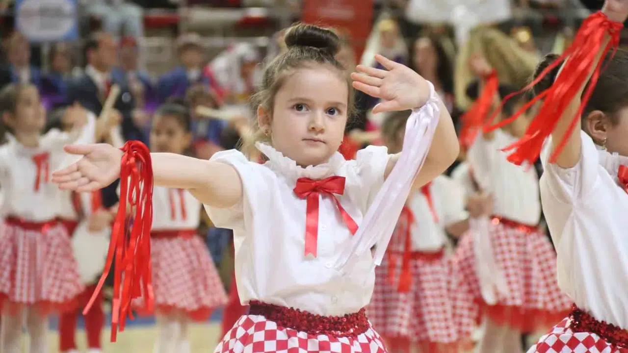 Eskişehir’de 23 Nisan coşkusu: Miniklerin gösteris…