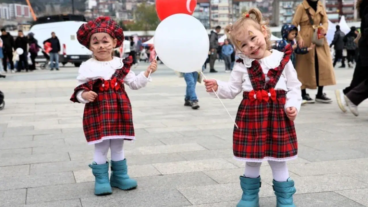 Kocaeli’de 23 Nisan rüzgarı: Minikler meydanları kırmızı beyaza boyadı