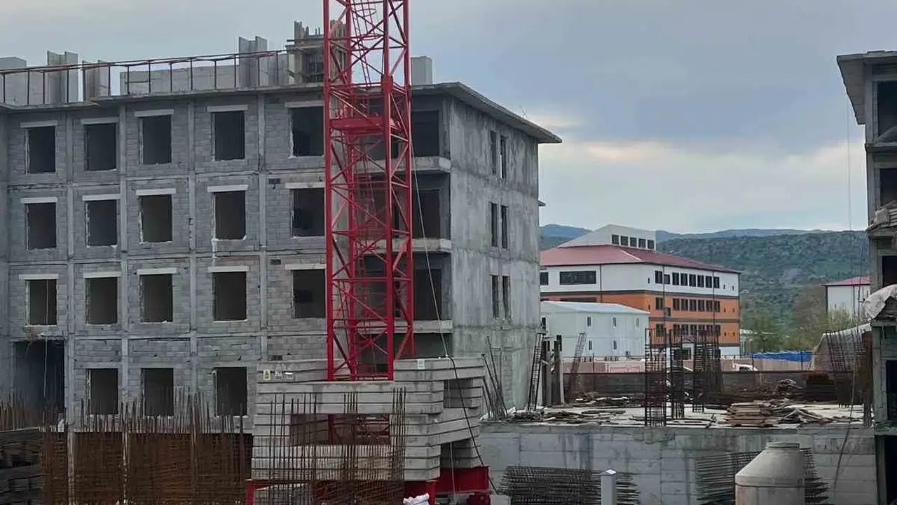 Adıyaman’da hak arayışı: İnşaat işçileri seslerini duyurmak için kule vince çıktı