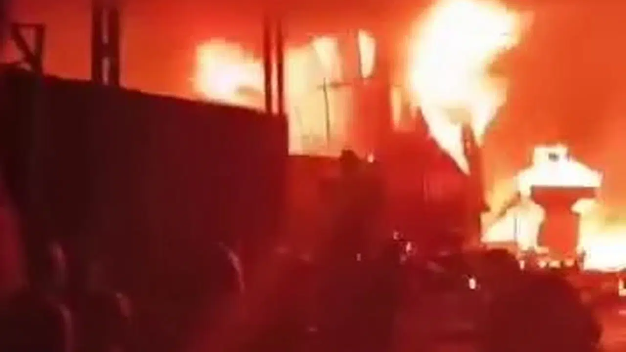 Diyarbakır’da geceyi aydınlatan alevler: Geri dönüşüm tesisi küle döndü