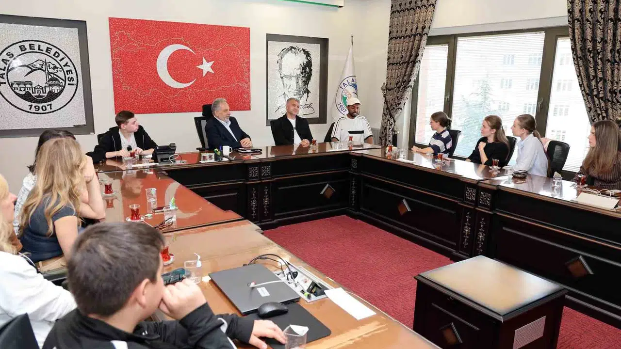 Talas’ın tarihi sokakları Çekyalı gençleri büyüledi: İnternette gördüler, yerinde keşfetmeye geldiler