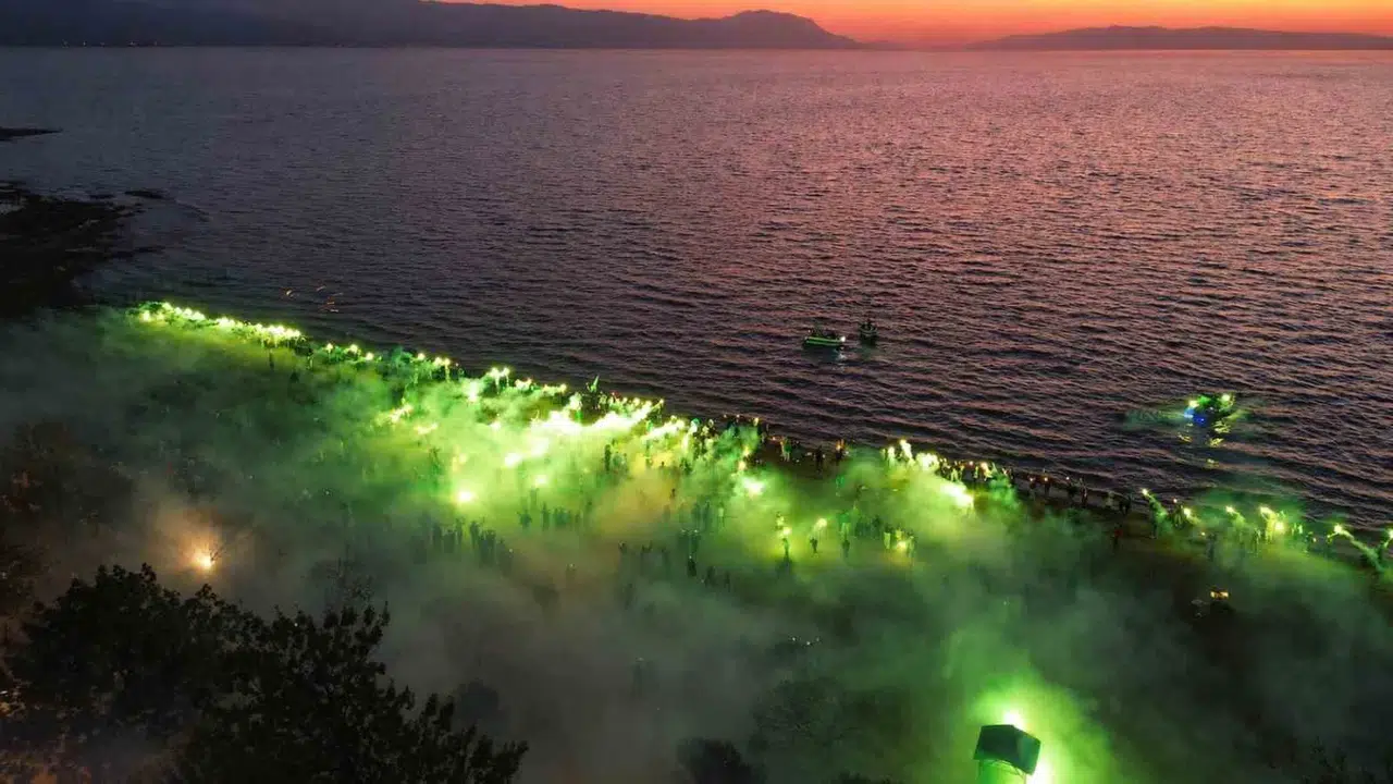 İznik sahili yeşil-beyaz oldu: Şampiyonluk coşkusu geceyi aydınlattı