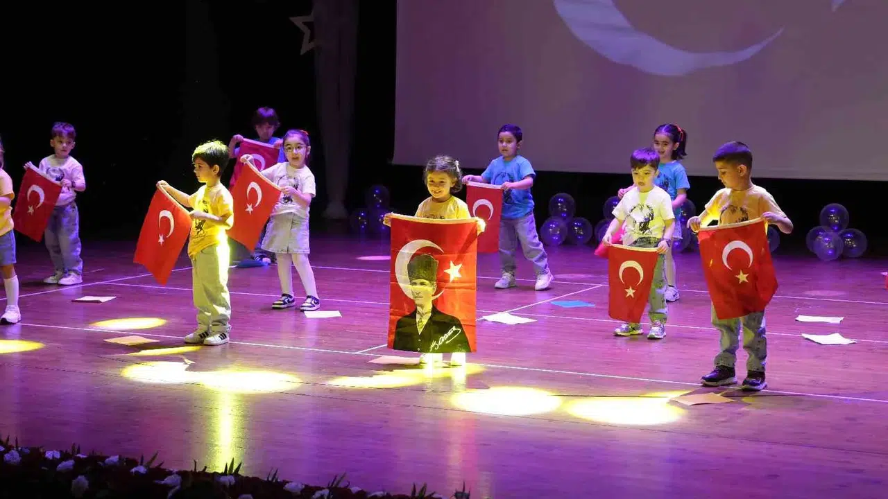 Kartal’da miniklerin 23 Nisan coşkusu: Sahneye çıktılar, herkesi kendilerine hayran bıraktılar