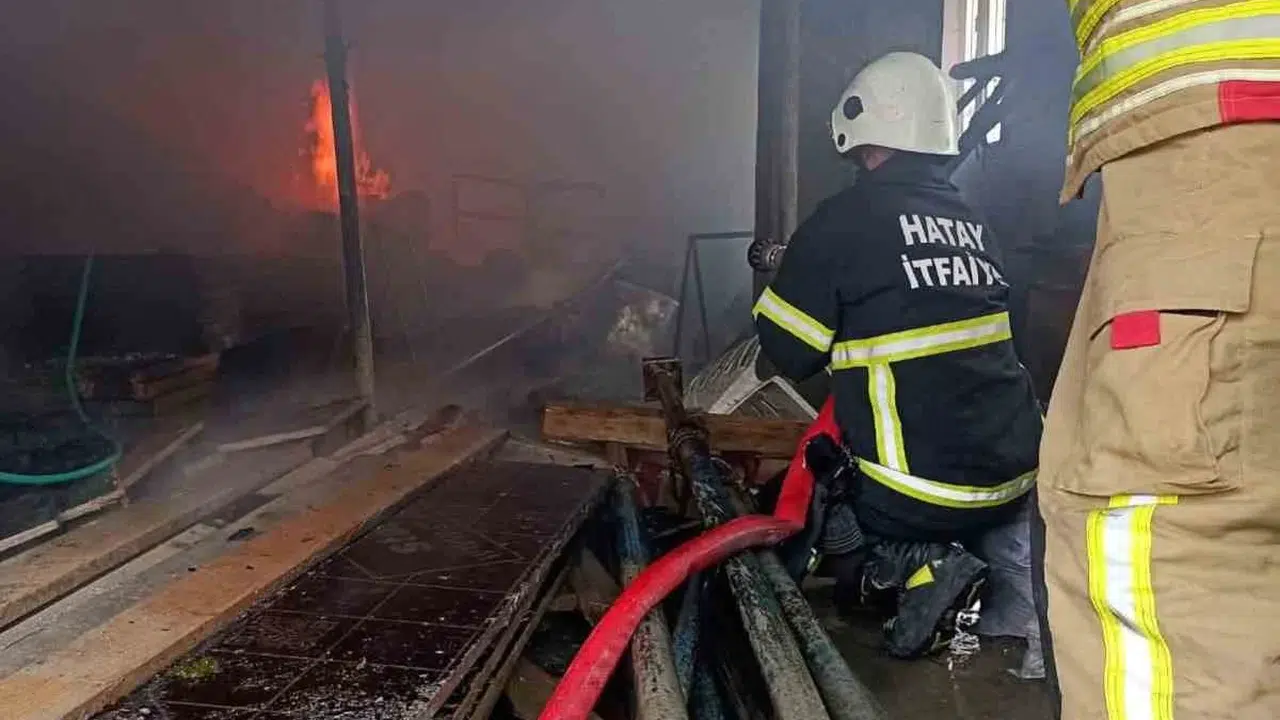 Yayladağı’nda korku dolu anlar: Müstakil ev alevlere teslim oldu