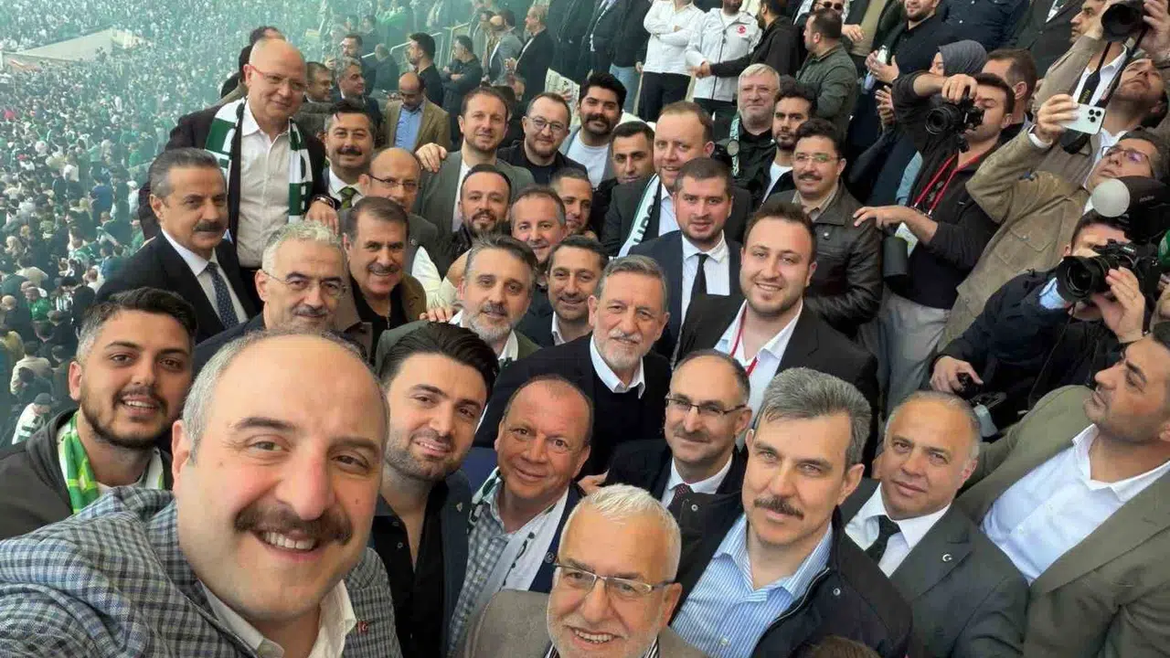 Bursaspor’un şampiyonluk coşkusuna protokol imzası: Mustafa Varank’tan tarihi ana özel kare