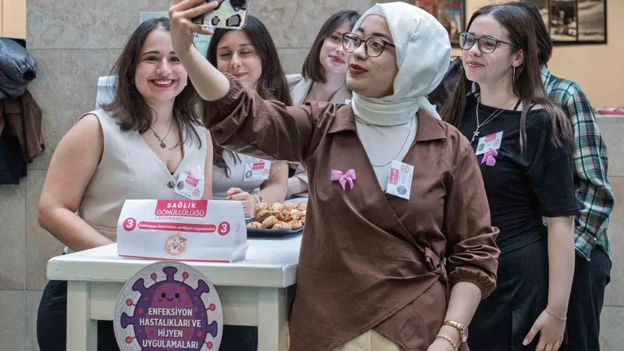 İzmir’de  Sağlık Ordusu  sahaya iniyor: Gençler ve deneyimli mentorlar tek yürek oldu