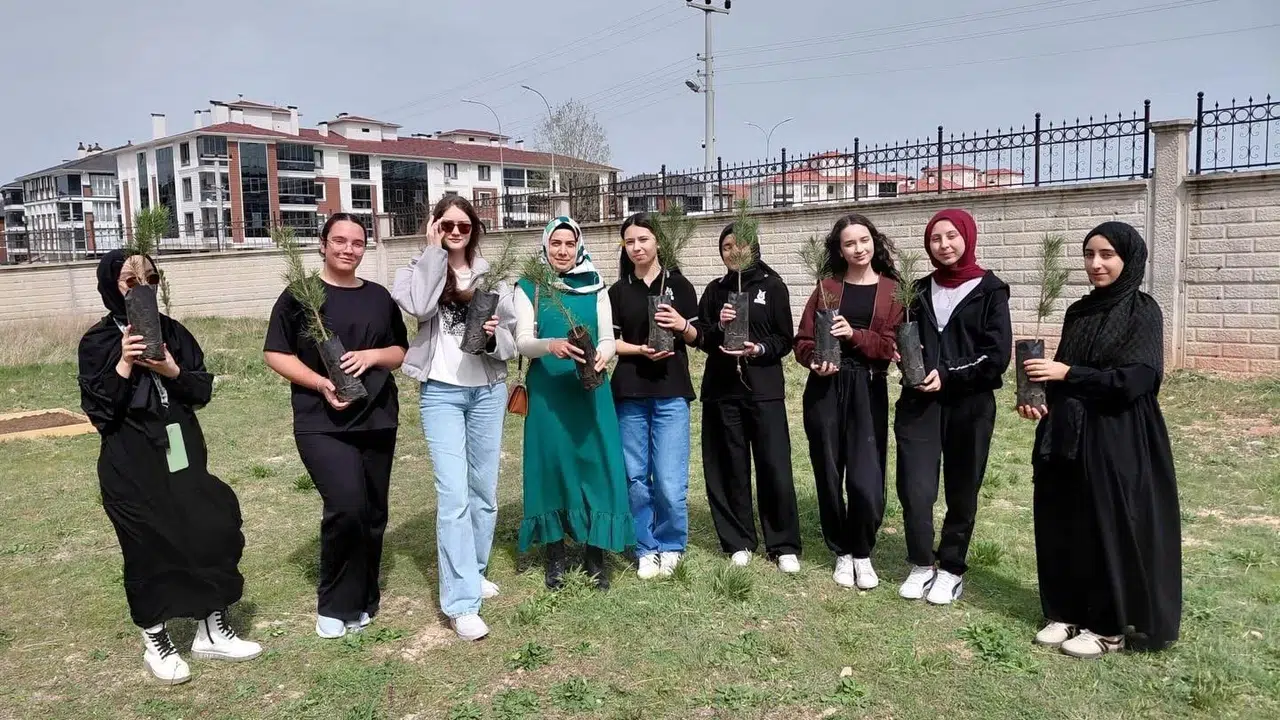 Geleceğe nefes oldular: Kütahyalı öğrencilerden okul bahçesine yeşil imza