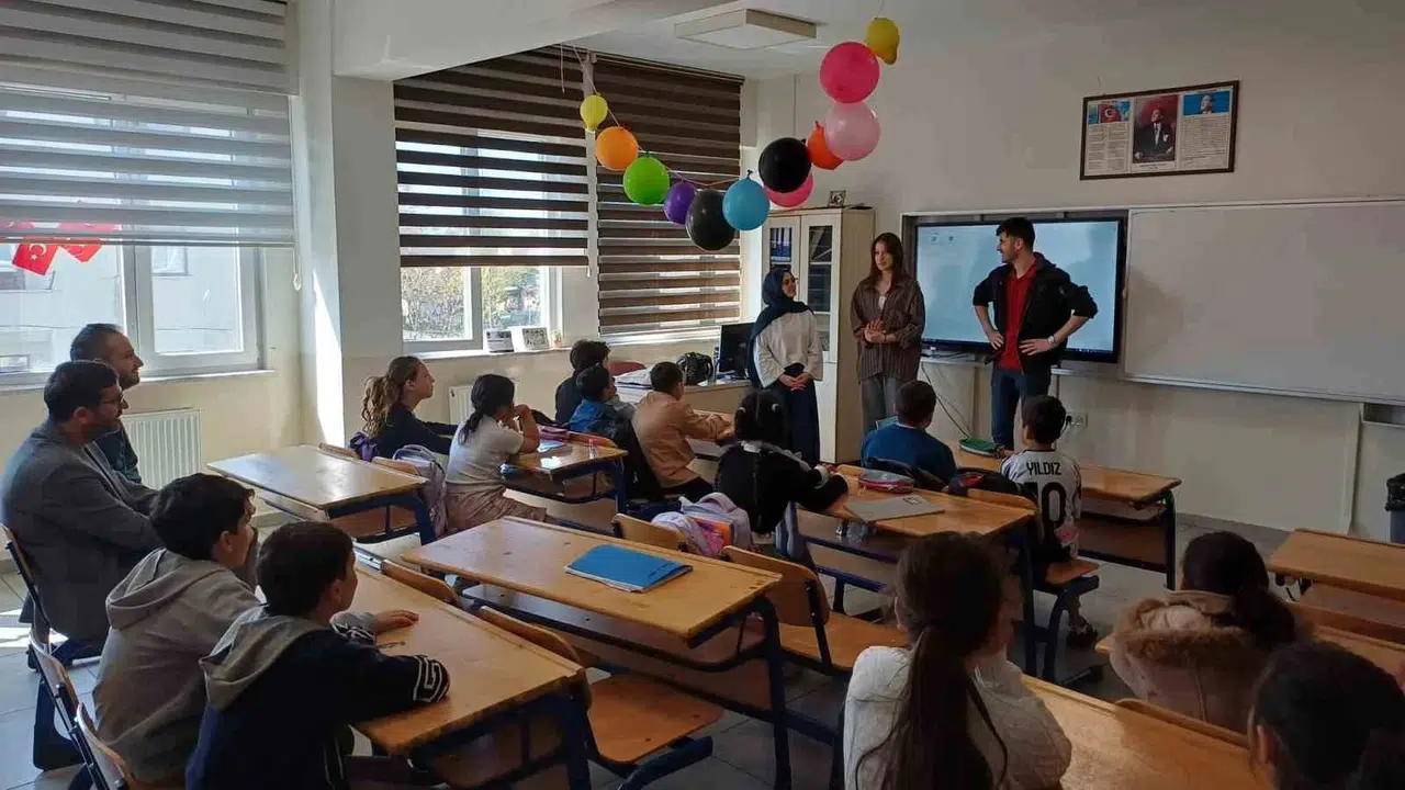 Geleceğin rehberleri miniklerin dünyasına dokundu: Zorbalığa karşı empati kalkanı