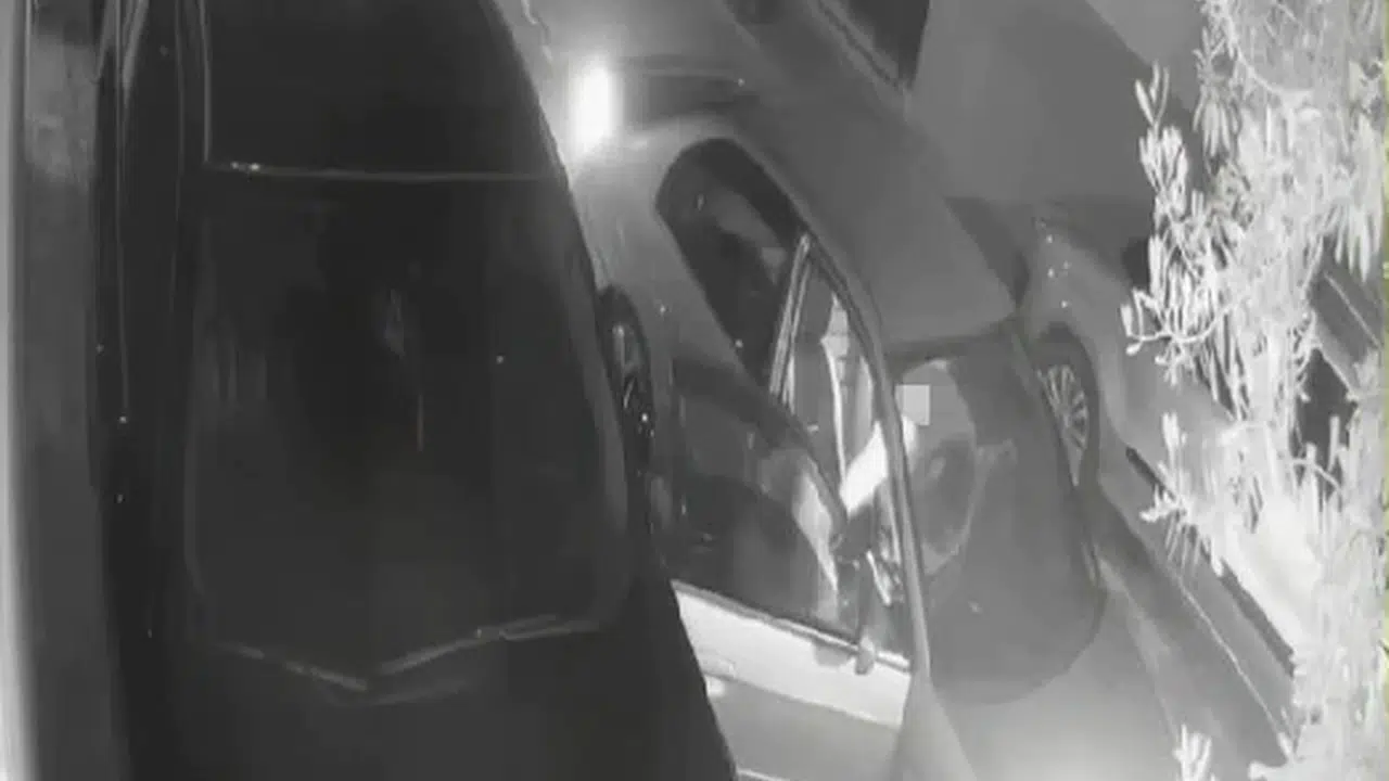 Denizli'de kan donduran anlar: Otomobilden yola atılan kadının feryadı kamerada