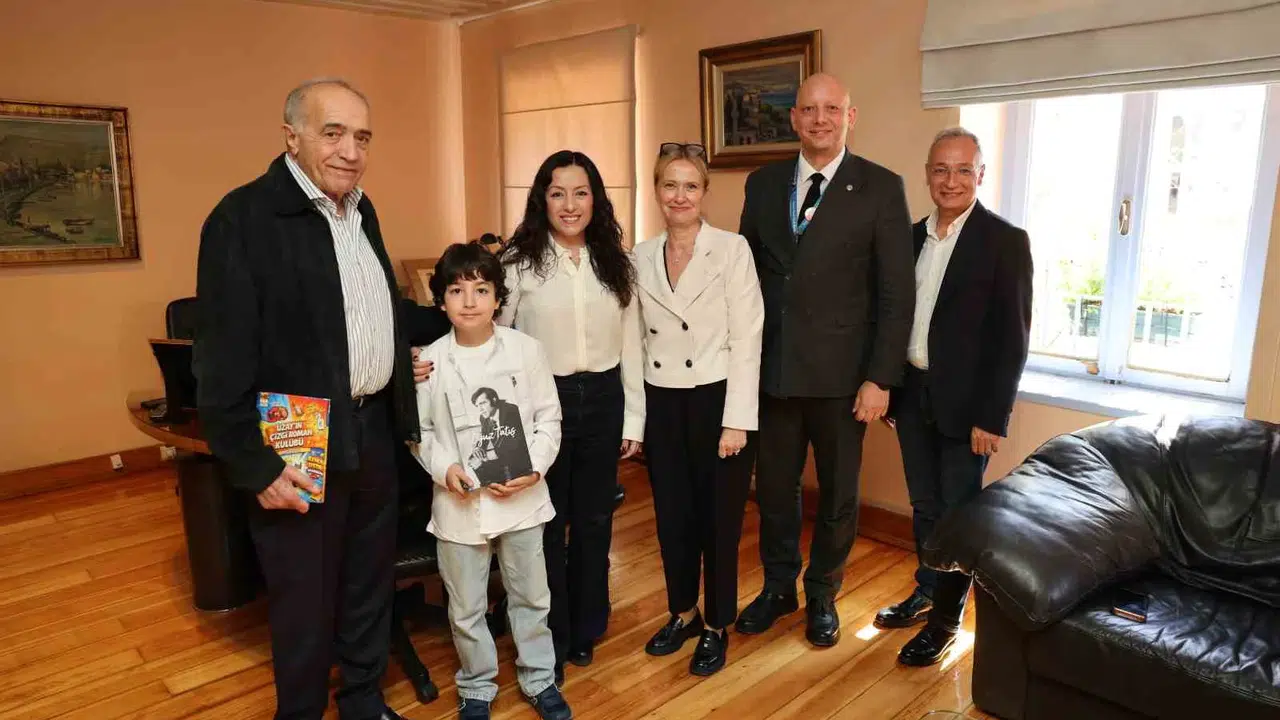 İzmir'in küçük yazarı edebiyat dünyasına adım attı: 9 yaşındaki Uzay Kaan'ın büyük başarısı