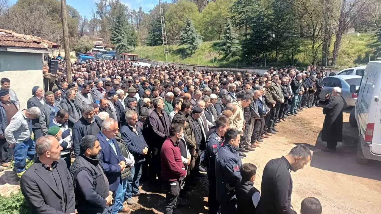 Tokat’ta kene dehşeti: 21 yaşındaki gencin cenazesinde tedbir amaçlı sıra dışı uygulama