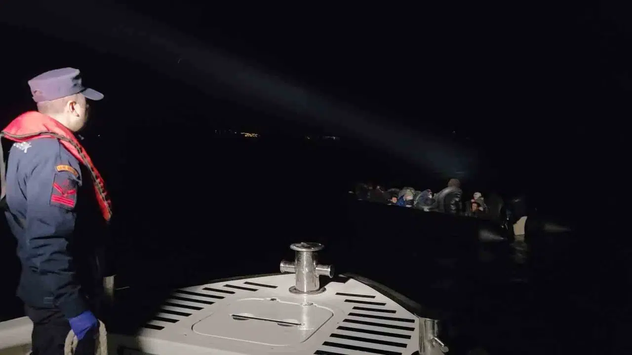 Ege’nin karanlığında umuda yolculuk kısa sürdü: Sahil Güvenlik ekipleri 33 göçmeni kıskıvrak yakaladı