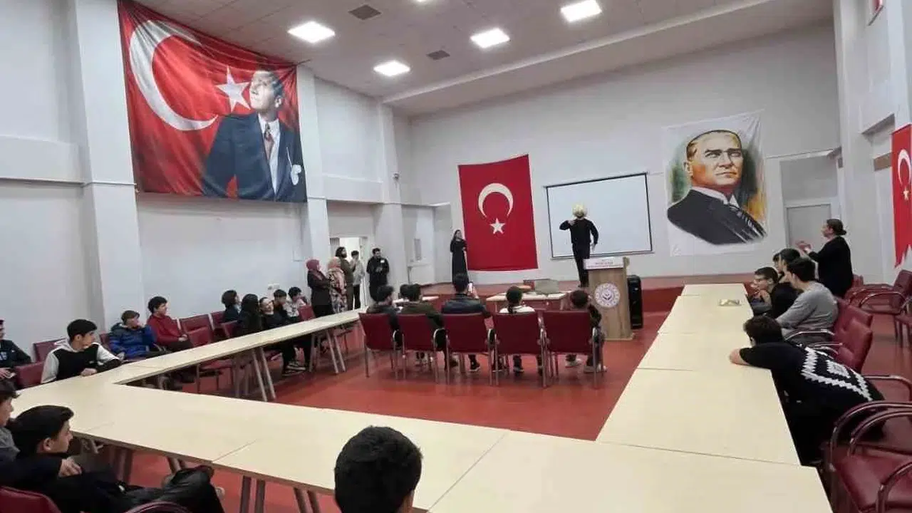 Bilecik’te gönüllü gençler çocuklara Türk dünyasının kapılarını araladı: Dombra çaldılar, kalpak hediye ettiler