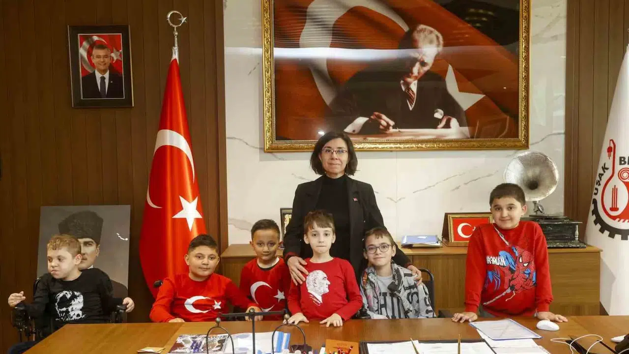 Makam koltuğunu onlara bıraktı: Uşak’ta 23 Nisan’da duygusal anlar