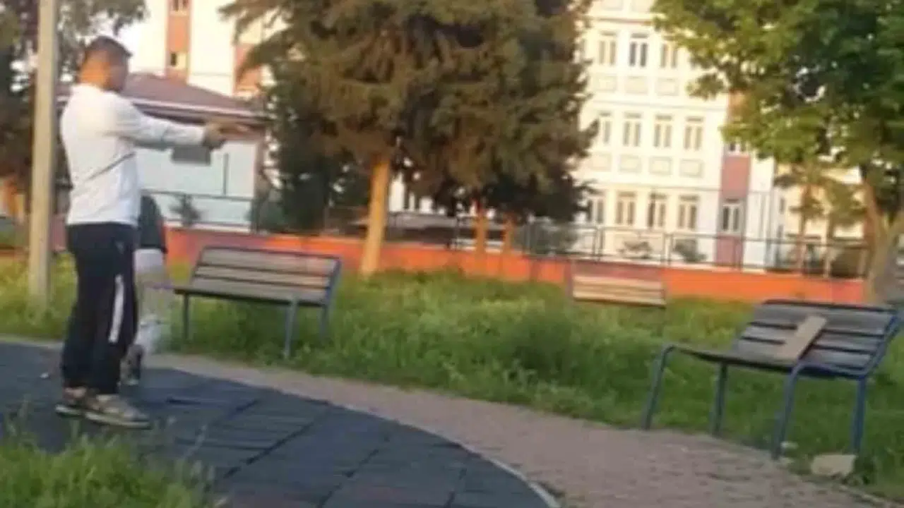 Parkta kan donduran görüntüler: Çocuğa oyuncak silahla atış talimi yaptırdı