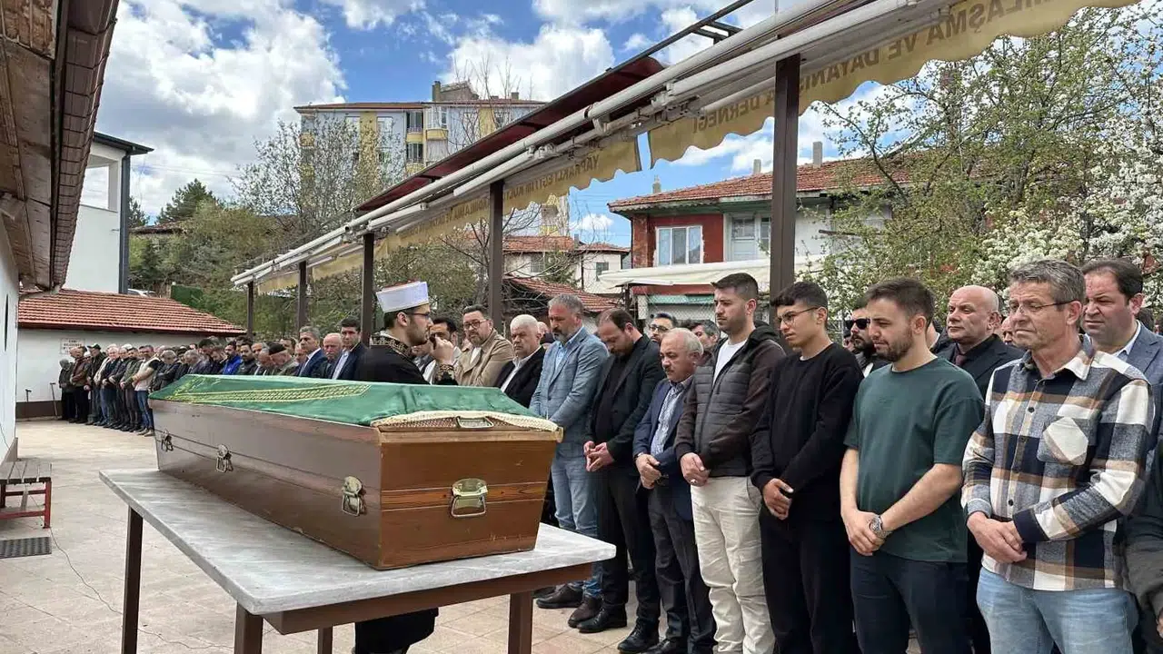 Miras kavgası kanlı bitti: Ağabeyinin kurşunlarına hedef olan sağlık çalışanı son yolculuğuna uğurlandı
