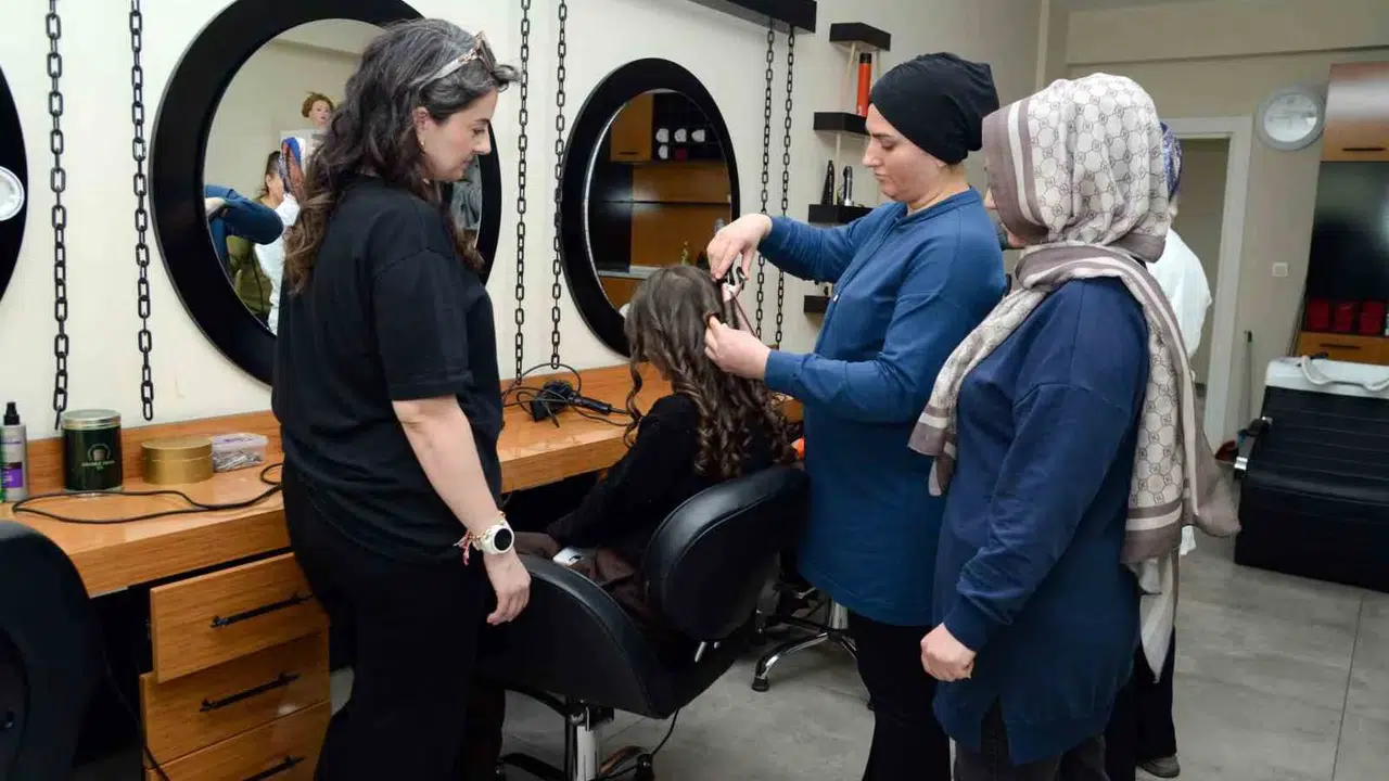 Diyarbakır’da kadınların yeni adresi DİSMEK: Hayallerini meslekleriyle süslüyorlar