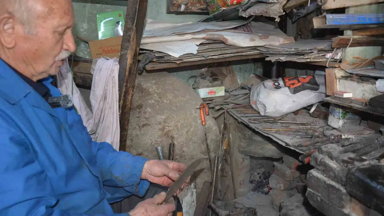 64 yıllık çelik bilek: 77 yaşındaki usta, babasından kalan mirası 15 metrekarelik dükkanında yaşatıyor