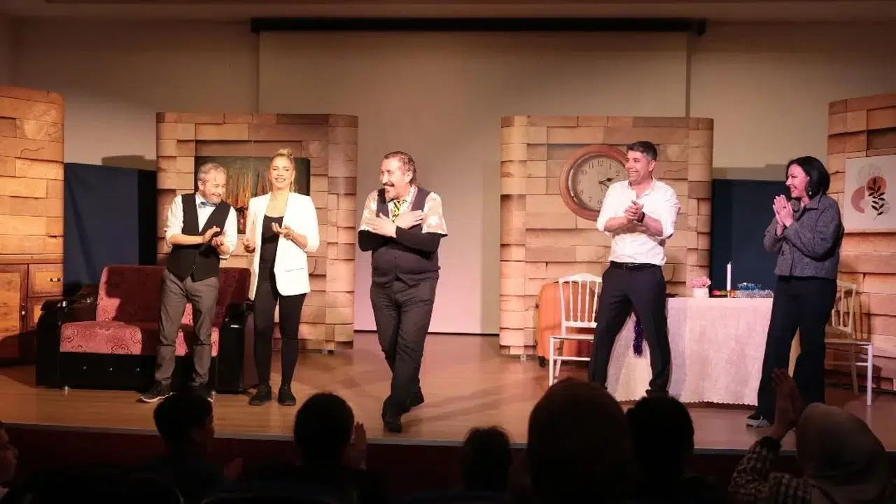 İncirliova’da sanat rüzgarı: Ünlü isimler sahneye çıktı, salon hınca hınç doldu