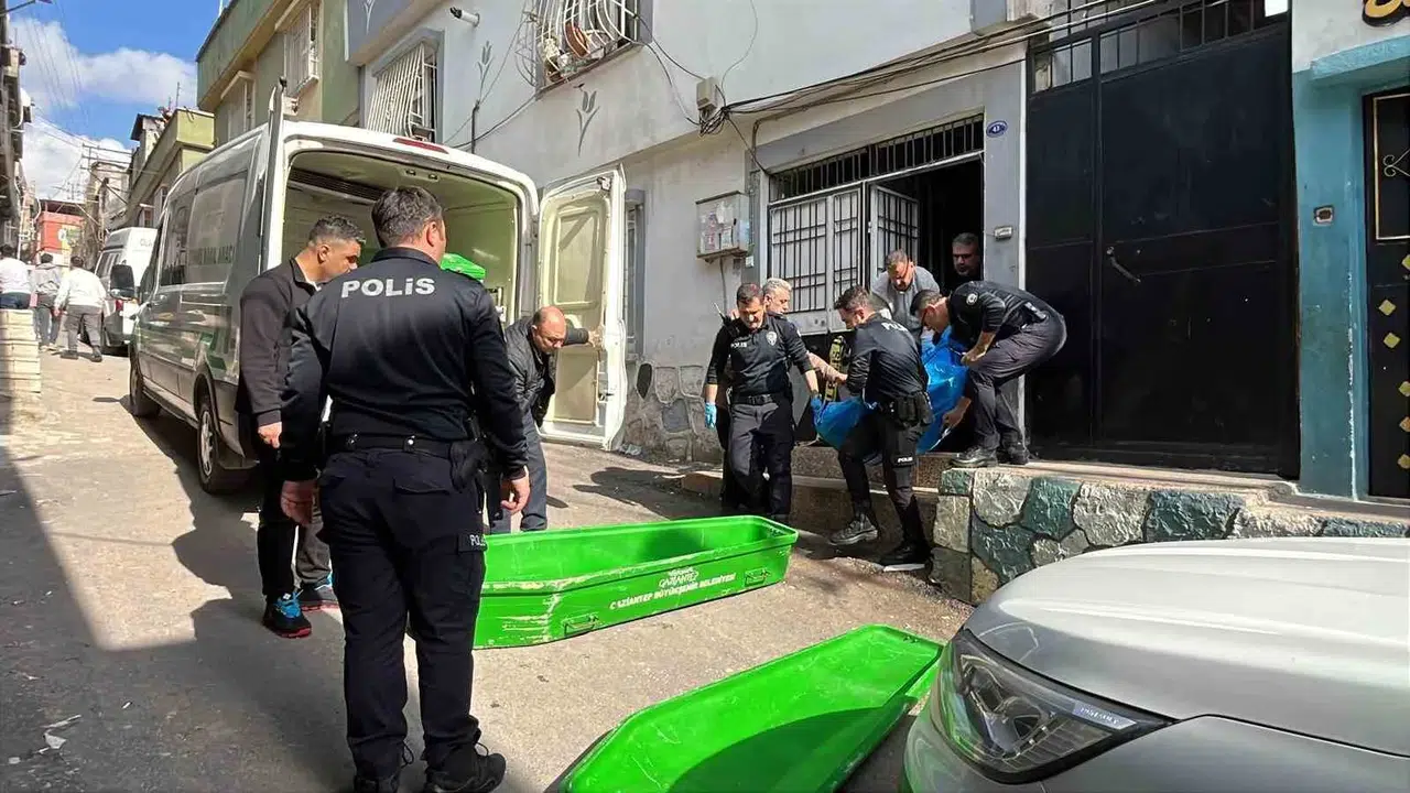 Sosyal medyanın  Cin Ali si evinde can verdi: 14 yaşındaki kızı tarafından bıçaklandı