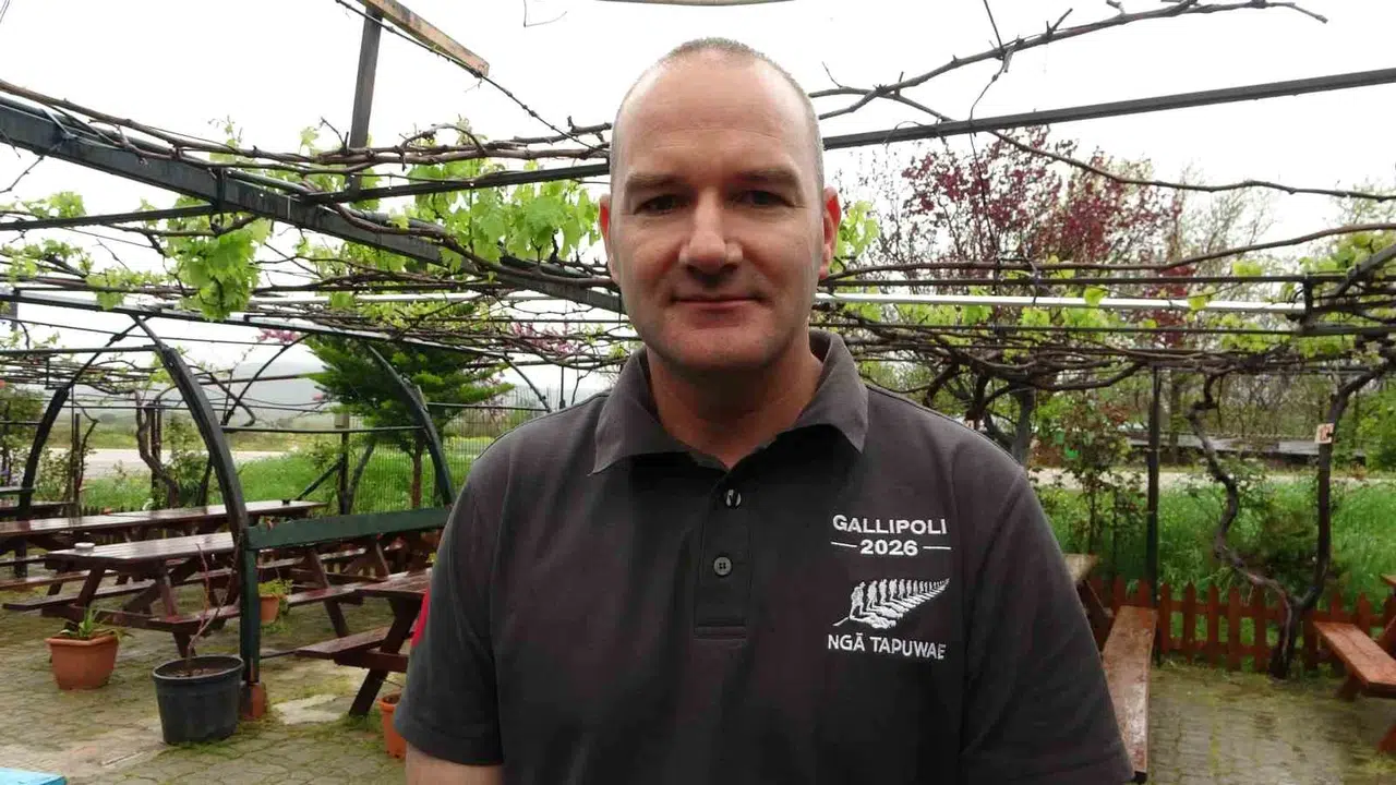 Anzak torunlarından vefalı ziyaret:  Evlatlarımız emin ellerde, huzurla uyuyorlar