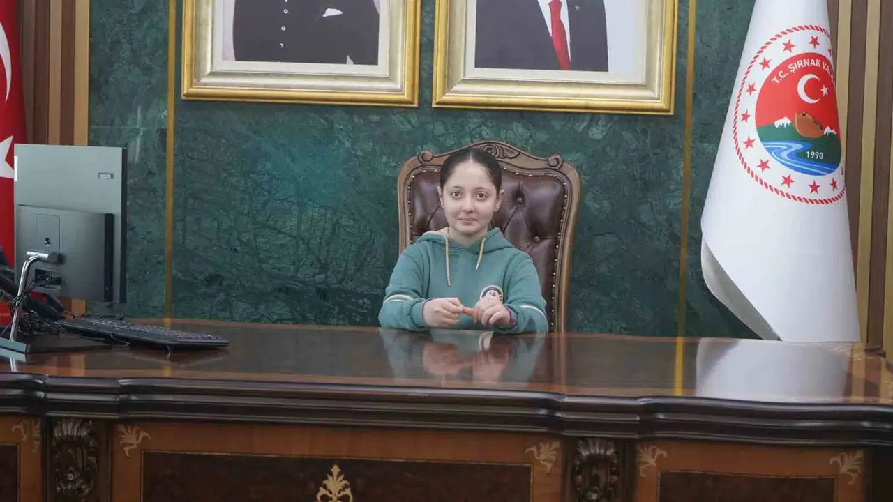 Şırnak’ın minik valisi koltuğa oturdu: Gözyaşları içinde çocuklara seslendi