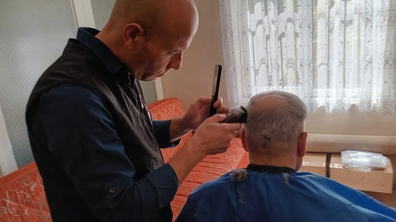 Efeler’de kimse yalnız değil: Başkan Yetişkin’in şefkat eli en ücra hanelere ulaşıyor