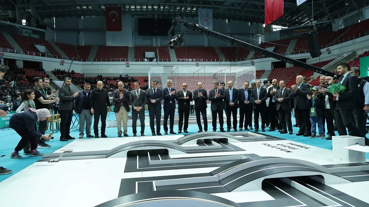 Teknoloji tutkunu gençler Konya’da buluştu: 917 robot geleceği inşa etmek için yarışıyor