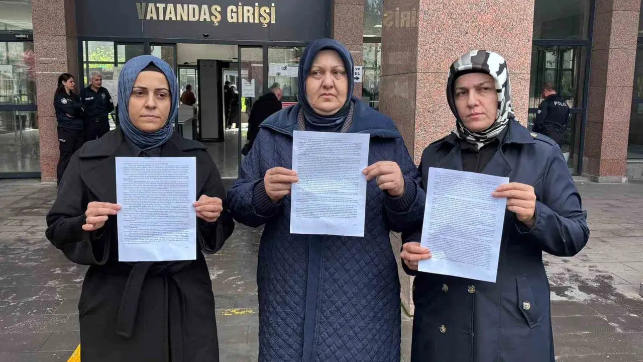 Beraat kararı sevinci kısa sürdü: Gaziantep'teki davada ailelerden adliye önünde isyan