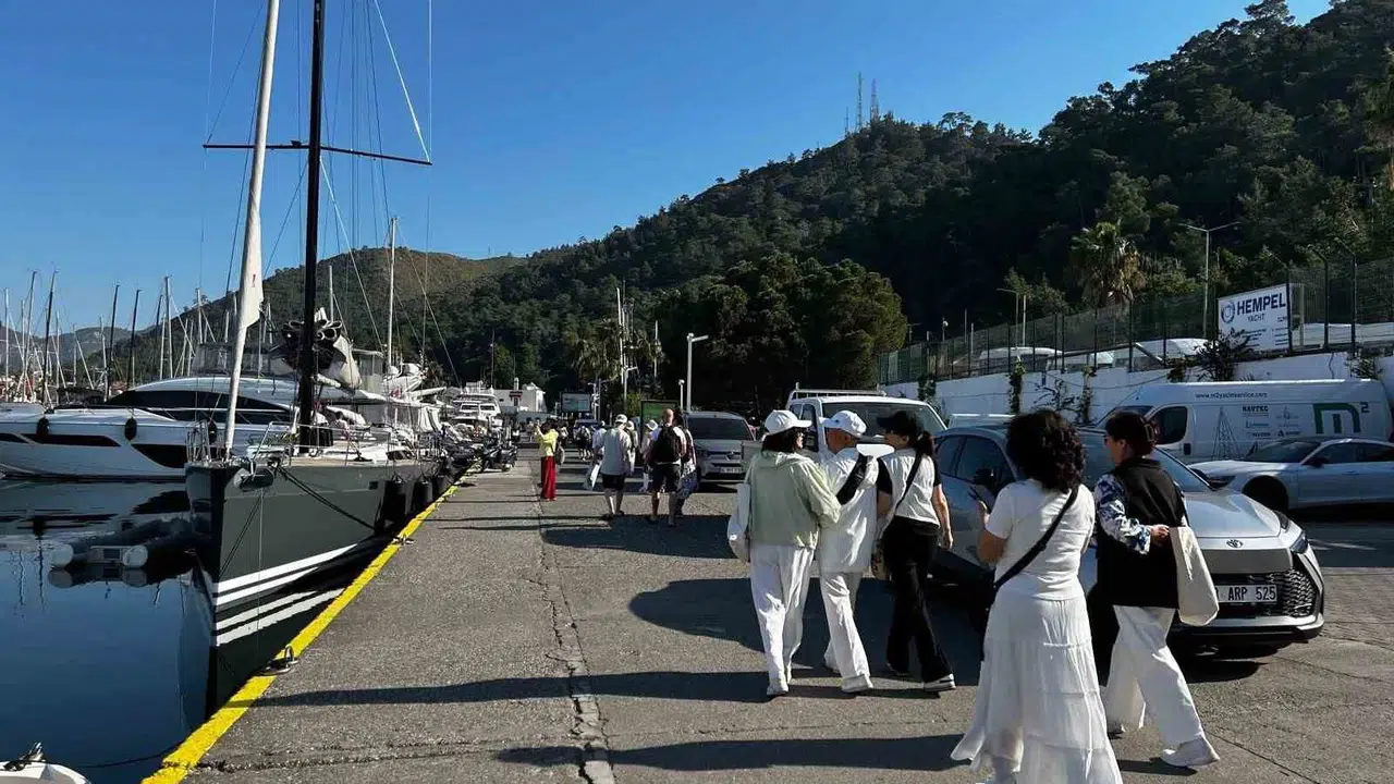 Marmaris’te dev kruvaziyer bereketi: Binlerce turist ilçe sokaklarını doldurdu