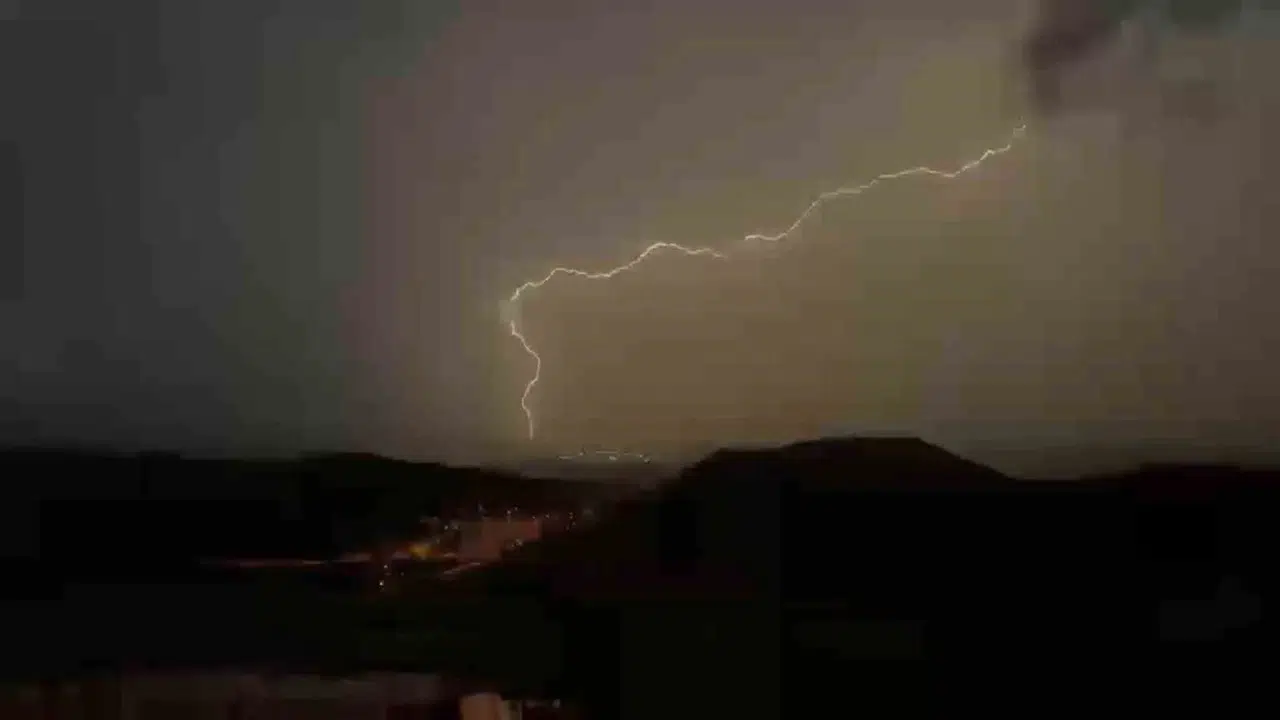 Mardin'de geceyi gündüze çeviren doğa olayı: Gökyüzü adeta alev aldı