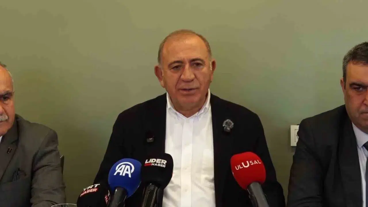 Gürsel Tekin’den CHP yönetimine  mühür  resti: Baba ocağını adliye koridorlarından kurtaracağız