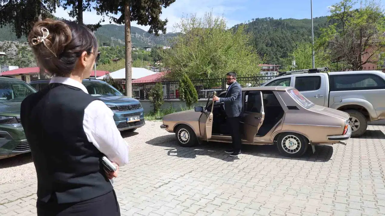 Gözlerini vatan için feda etti,  ilk göz ağrısı na Kaymakam eliyle kavuştu: Ferdi Tayfur ile teşekkür etti