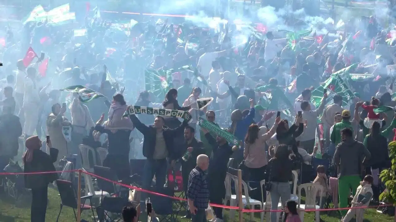 Timsah Arena’da tarihi zafer: Bursaspor şampiyonluk coşkusunu hüzünle harmanladı