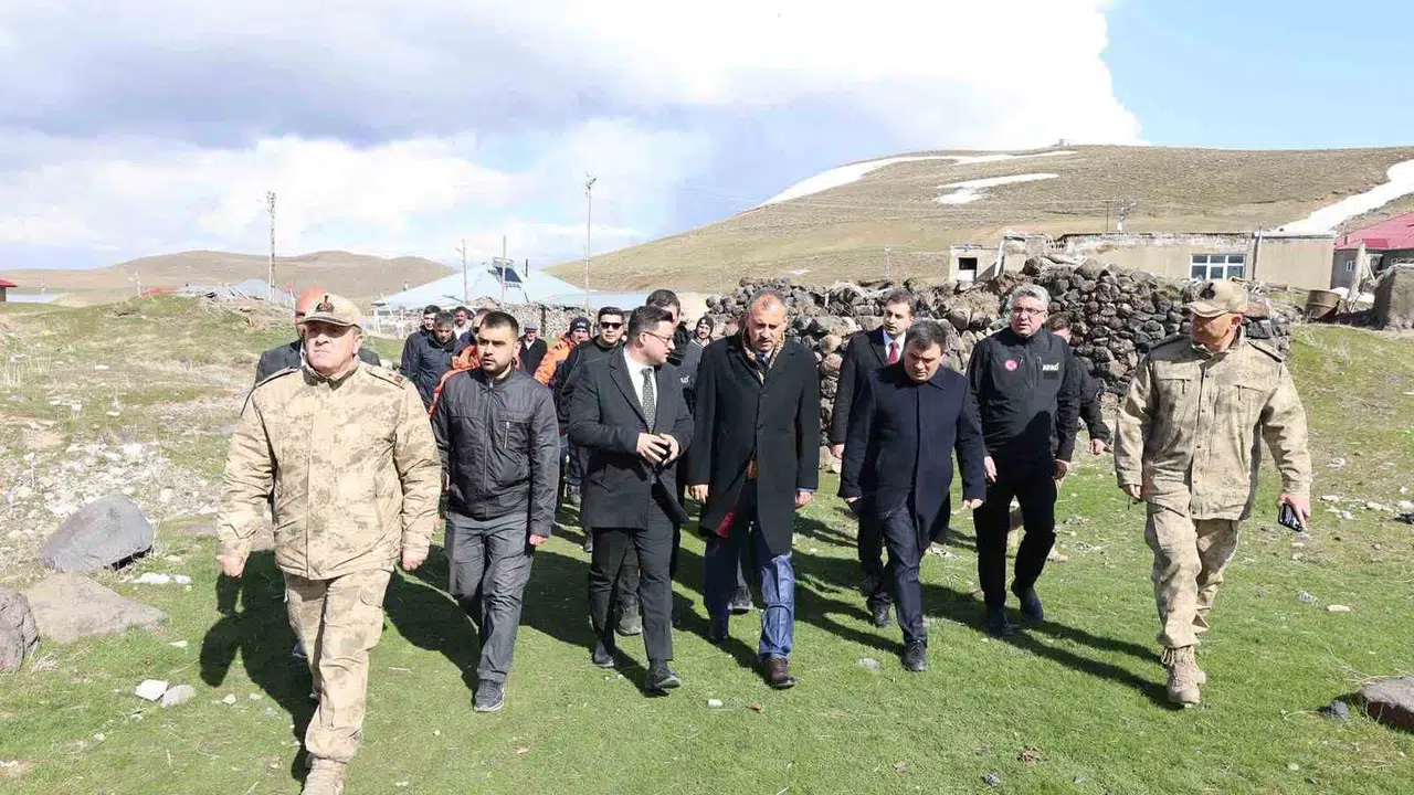 Patnos sarsıldı, devlet anında sahaya indi: Vali Bozkurt deprem bölgesinde yaraları sarıyor