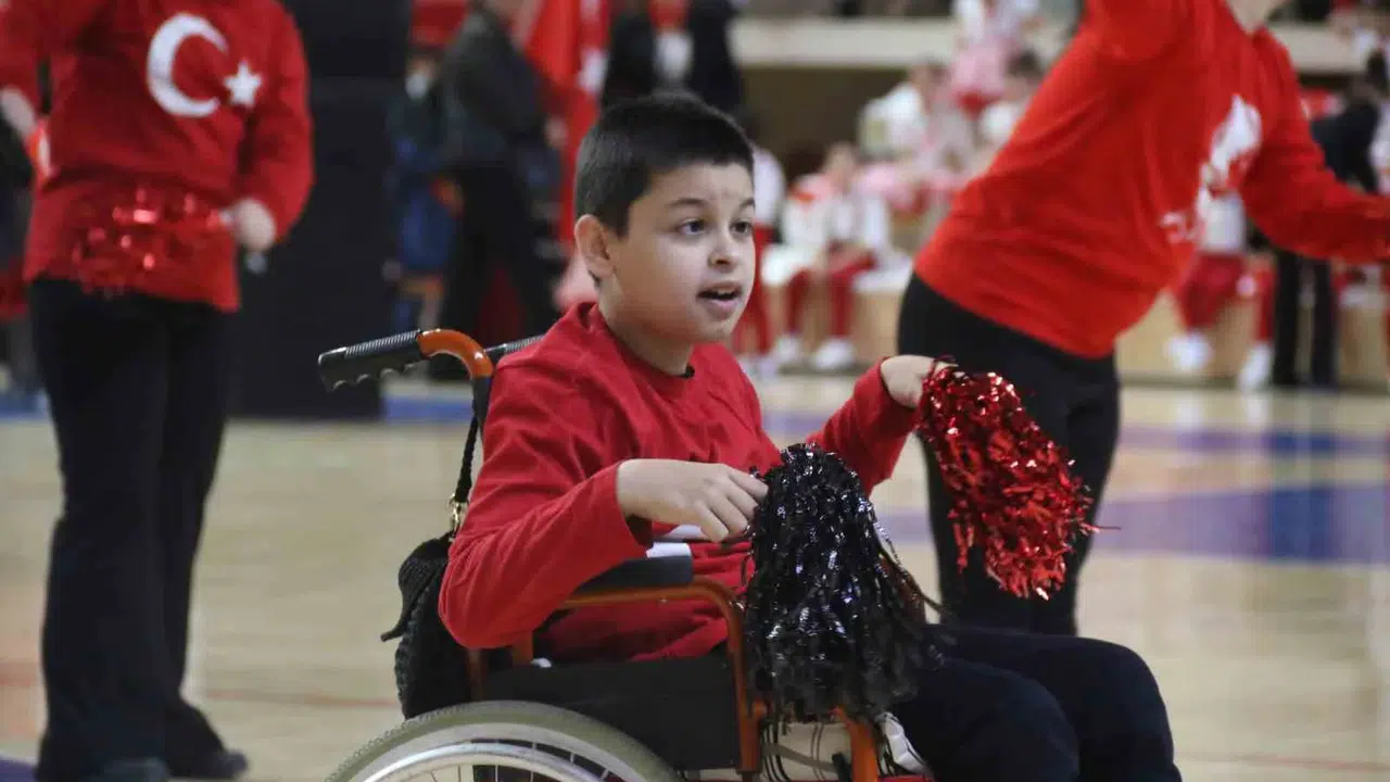 Sahne kenarında torunu için ter döktü: O anları izleyenlerin gözleri doldu
