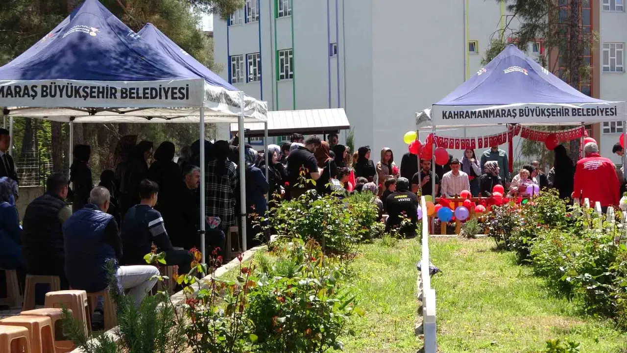 23 Nisan’da hüzünlü bayram: Okul saldırısında kaybedilen miniklerin mezarları çiçeklerle donatıldı