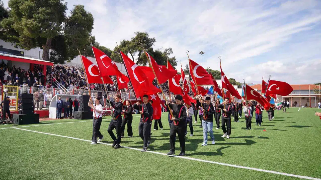 Ayvalık’ta 23 Nisan coşkusu: Soğuk havaya inat mey…