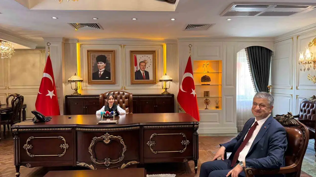 Koltuğa oturdu, ilk işi belediyeyi aradı: Minik validen Adana için  çevre ve oyun  seferberliği