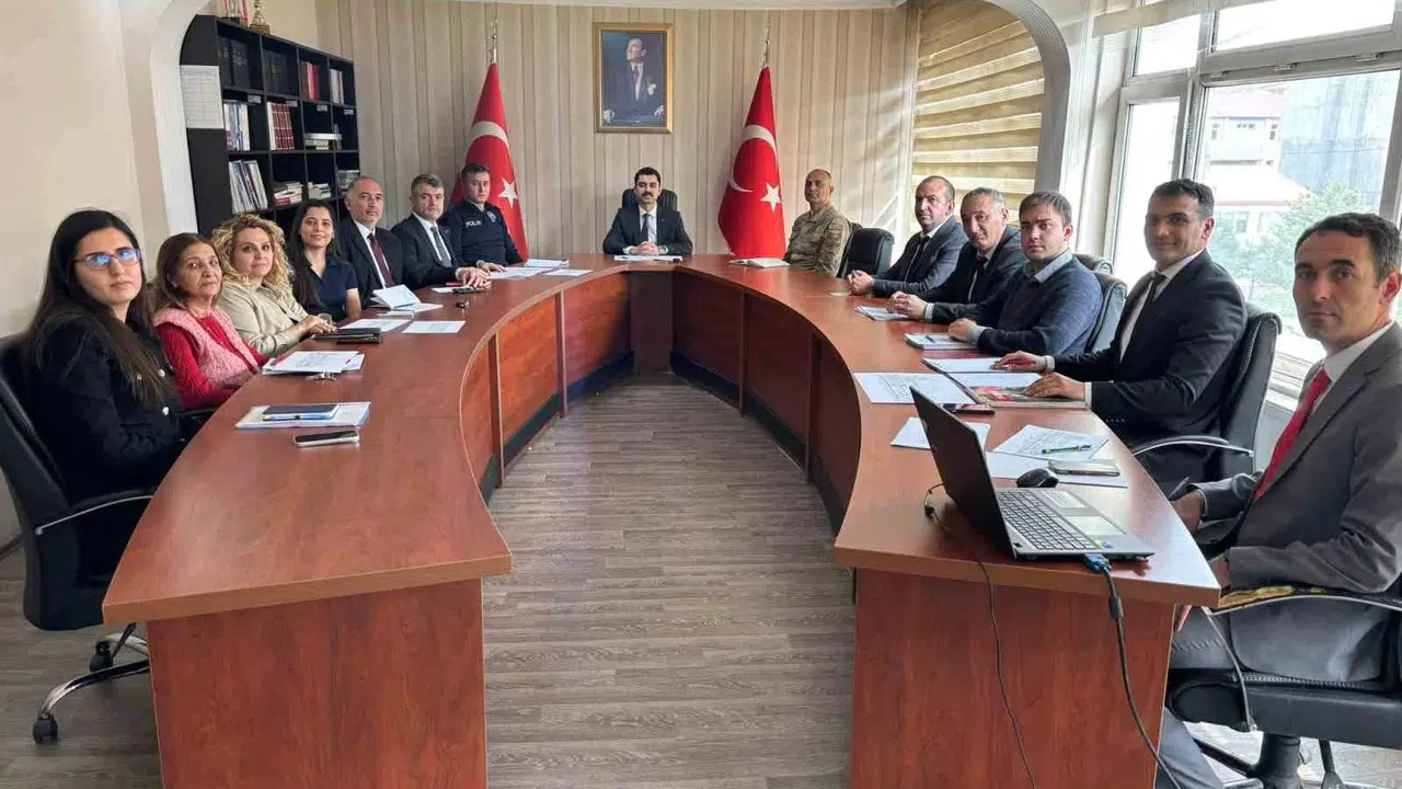 Susuz’da hizmet seferberliği: Kaymakam Tutal’dan kurum amirlerine  hız ve verim  talimatı