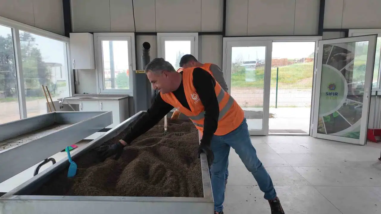 Çöpe gidecek sebze-meyveler toprağa can veriyor: Çayırova'da atıklar altına dönüşüyor