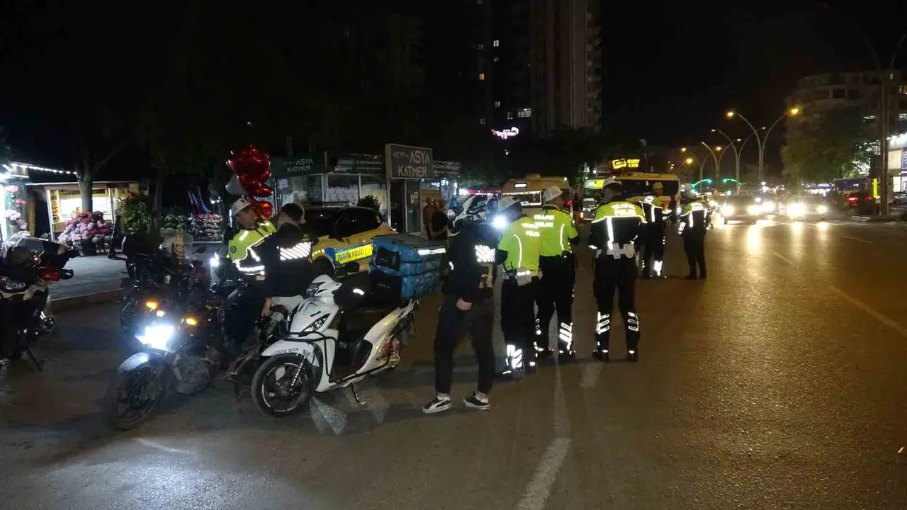 Adana trafiğinde motosiklet terörüne geçit yok: Bir saatlik denetimde ceza yağdı