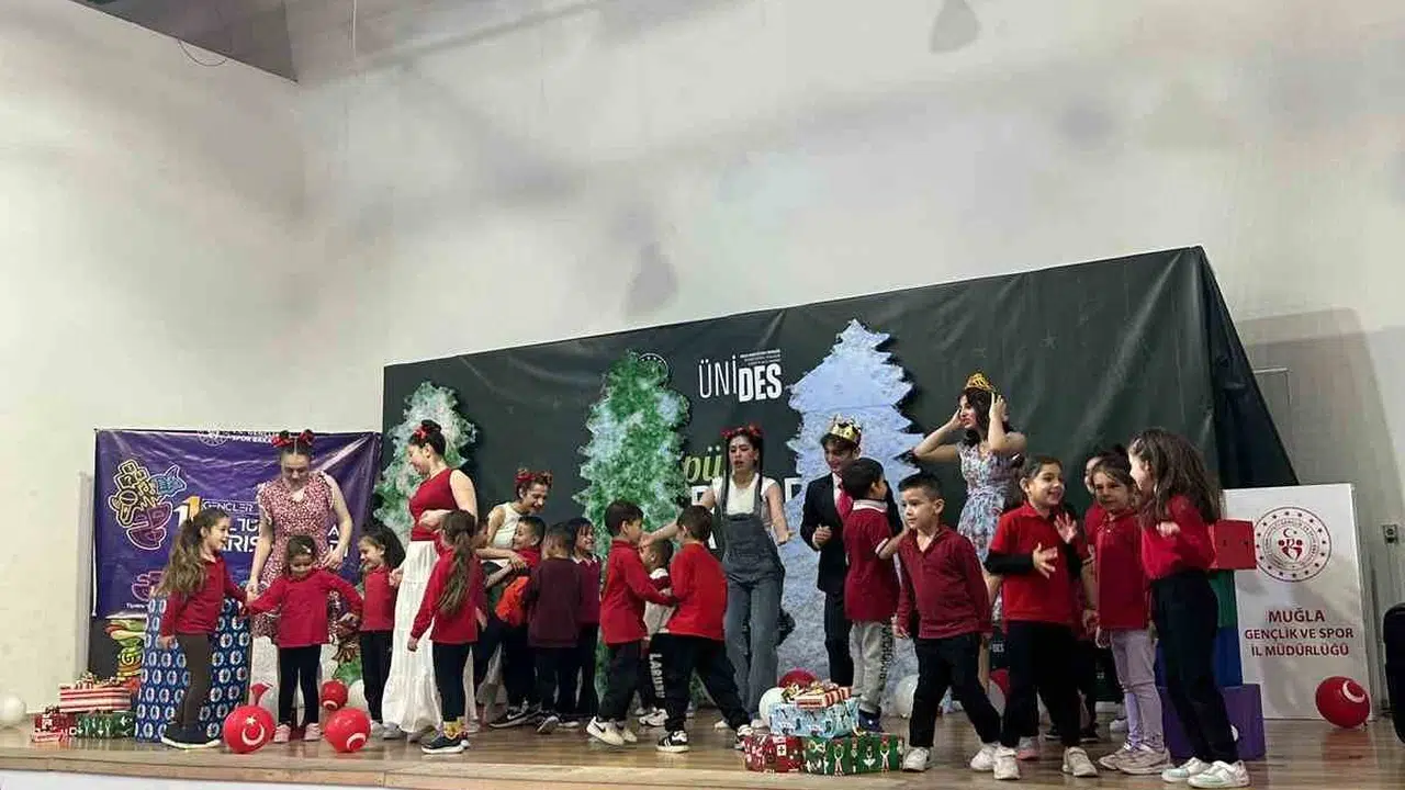 Menteşe’de sahne gençlerin, neşe çocukların: Minikler tiyatroyla buluştu