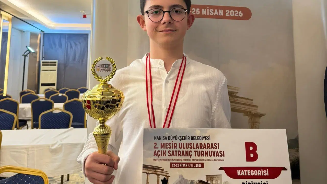 Satranç tahtasında fırtına gibi esti: Çeşme’nin genç yıldızı Manisa’dan şampiyonlukla döndü