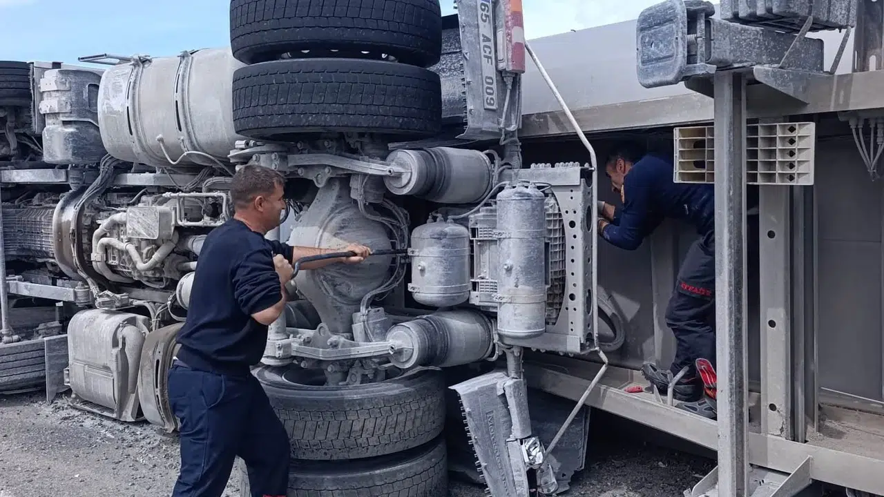 Van-Erciş yolunda korkutan kaza: Tonlarca toprak taşıyan tır devrildi